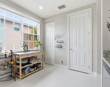 310 N Dixie Highway - Photo Thumbnail 21