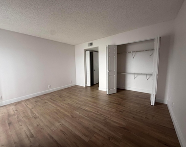 8720 N Sherman Circle - Photo Thumbnail 3