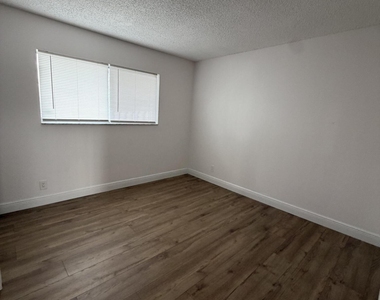 8720 N Sherman Circle - Photo Thumbnail 7