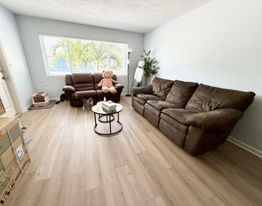 1502 N J Street - Photo Thumbnail 4