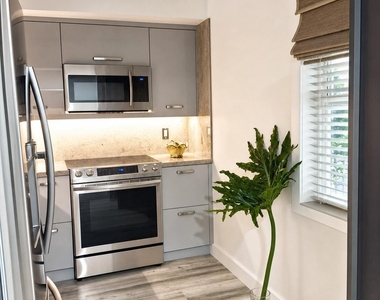 3300 N Palm Aire Drive - Photo Thumbnail 5