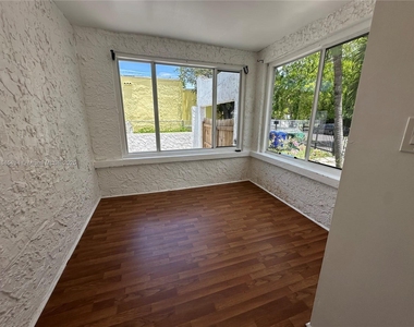 267 Nw 33rd Street - Photo Thumbnail 4