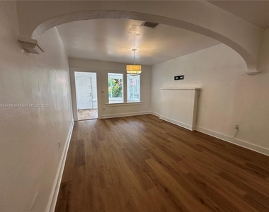 267 Nw 33rd Street - Photo Thumbnail 3