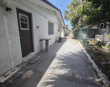 7221 Venetian Street - Photo Thumbnail 9