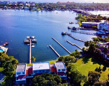 324 N Lake Drive - Photo Thumbnail 2