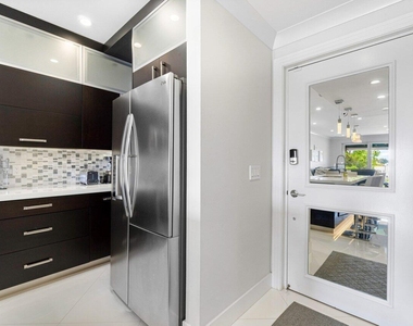 324 N Lake Drive - Photo Thumbnail 13