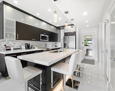 324 N Lake Drive - Photo Thumbnail 12