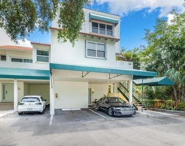324 N Lake Drive - Photo Thumbnail 5