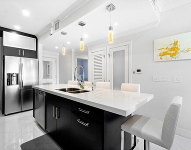324 N Lake Drive - Photo Thumbnail 15