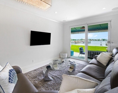 324 N Lake Drive - Photo Thumbnail 9