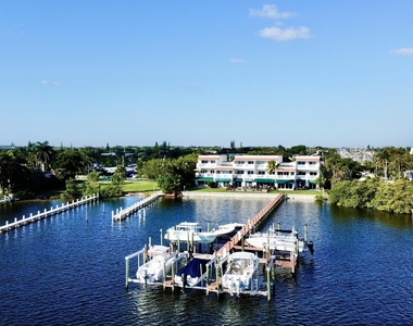324 N Lake Drive - Photo Thumbnail 3