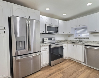 400 S Hollybrook Drive - Photo Thumbnail 1
