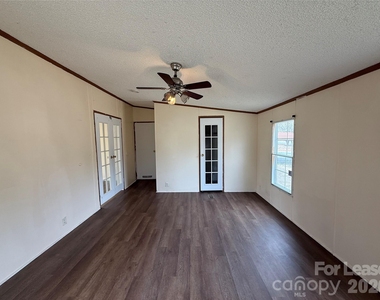 3805 Saluda Road - Photo Thumbnail 12