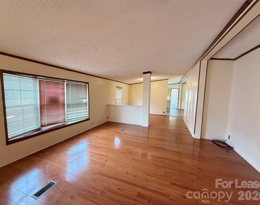 3805 Saluda Road - Photo Thumbnail 5