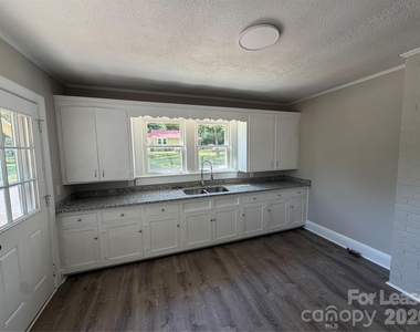 704 N Miller Avenue - Photo Thumbnail 2