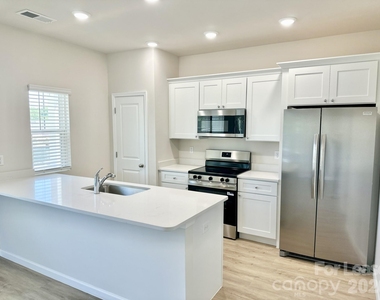 2290 Marsh Hawk Street - Photo Thumbnail 7