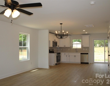574 W Park Avenue - Photo Thumbnail 4