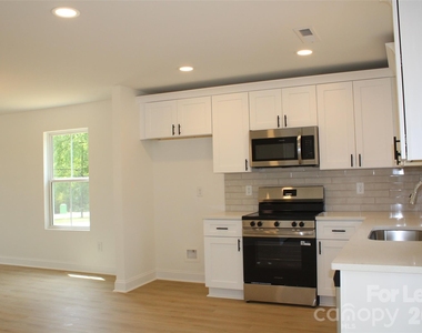 574 W Park Avenue - Photo Thumbnail 2