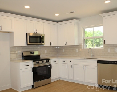 574 W Park Avenue - Photo Thumbnail 1