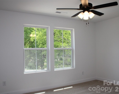 574 W Park Avenue - Photo Thumbnail 9