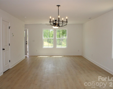 574 W Park Avenue - Photo Thumbnail 4