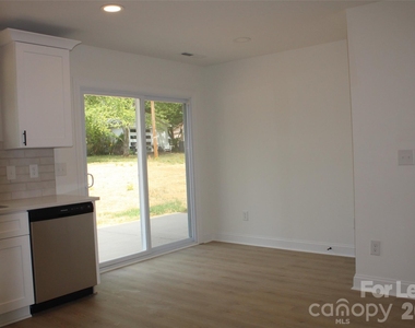 574 W Park Avenue - Photo Thumbnail 3