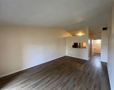 2431 Nw 56th Avenue - Photo Thumbnail 4