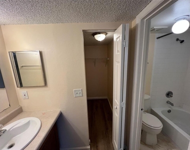 2431 Nw 56th Avenue - Photo Thumbnail 7