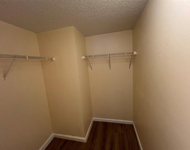2431 Nw 56th Avenue - Photo Thumbnail 8