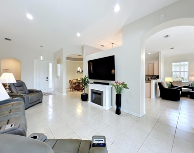 1343 Shoreline Circle - Photo Thumbnail 9