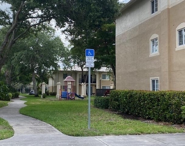 1700 S Crestwood Ct S - Photo Thumbnail 15