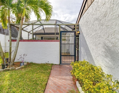 6343 W Pinehurst Cir W - Photo Thumbnail 1