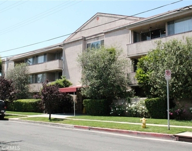 4487 Colbath Avenue - Photo Thumbnail 2