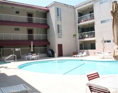 4487 Colbath Avenue - Photo Thumbnail 15