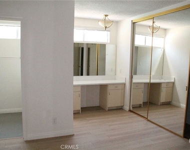 4487 Colbath Avenue - Photo Thumbnail 10
