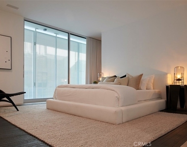 838 N Kings Road - Photo Thumbnail 2