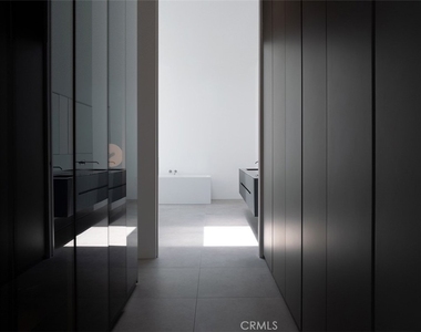 838 N Kings Road - Photo Thumbnail 4