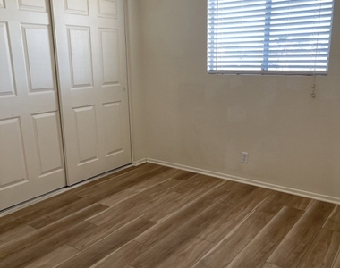 13757 Greenwood Place - Photo Thumbnail 8