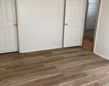 13757 Greenwood Place - Photo Thumbnail 15