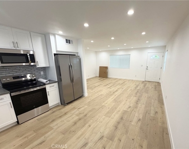 6709 Denny Ave - Photo Thumbnail 4