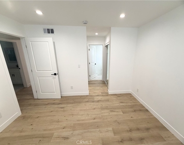 6709 Denny Ave - Photo Thumbnail 9