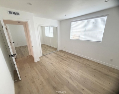 6709 Denny Ave - Photo Thumbnail 5