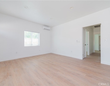 5033 Sultana Avenue - Photo Thumbnail 11