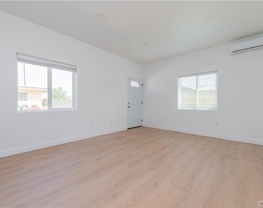5033 Sultana Avenue - Photo Thumbnail 10