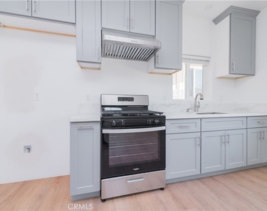 5033 Sultana Avenue - Photo Thumbnail 9