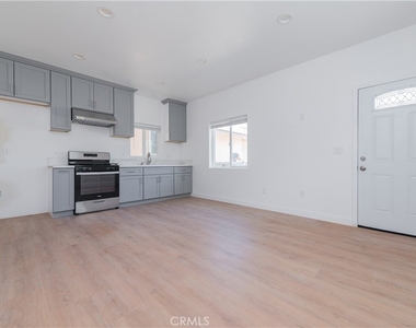 5033 Sultana Avenue - Photo Thumbnail 8