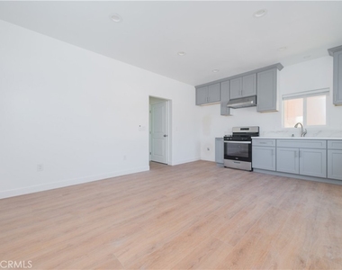 5033 Sultana Avenue - Photo Thumbnail 7