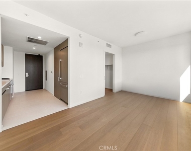 889 Francisco Street - Photo Thumbnail 4
