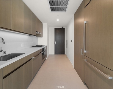 889 Francisco Street - Photo Thumbnail 8