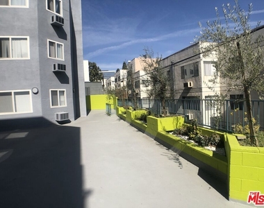 428 S Grand View Street - Photo Thumbnail 8